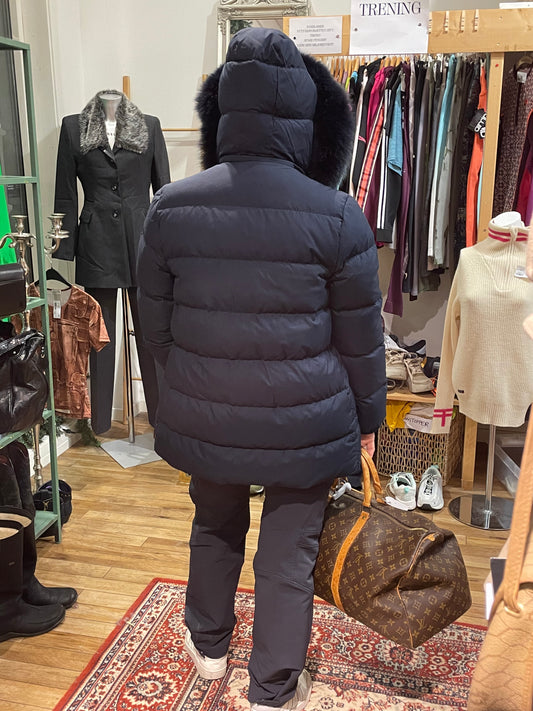 ♻️Moncler dunjakke blå str M. Sjelden Second hand vare. Kun 1 av denne!Tilstand: * Brukt – normal slitasje, ingen hull eller større merker!MONCLER