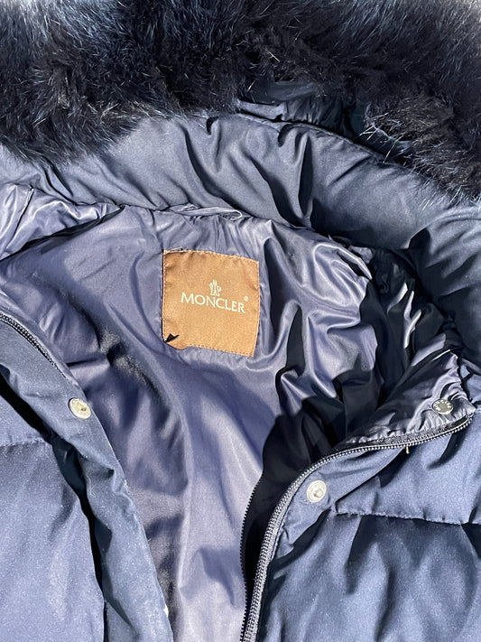 ♻️Moncler dunjakke blå str M. Sjelden Second hand vare. Kun 1 av denne!Tilstand: * Brukt – normal slitasje, ingen hull eller større merker!MONCLER