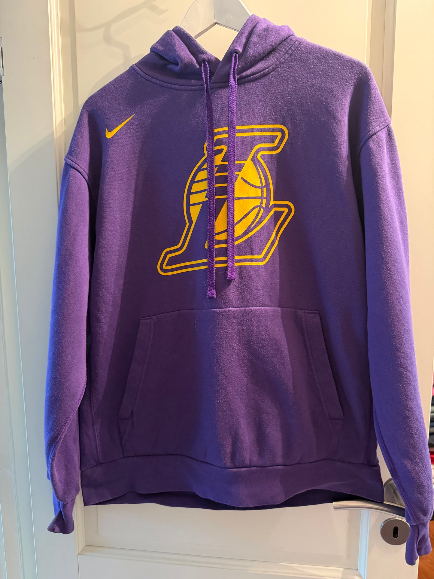 ♻️Vintage Nike LA Lakers Lilla hoodie. Strl L. Kun 1 av denne! Tilstand: fin, ingen hull, nupper eller flekker.