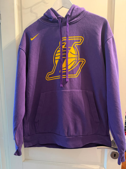 ♻️Vintage Nike LA Lakers Lilla hoodie. Strl L. Kun 1 av denne! Tilstand: fin, ingen hull, nupper eller flekker.