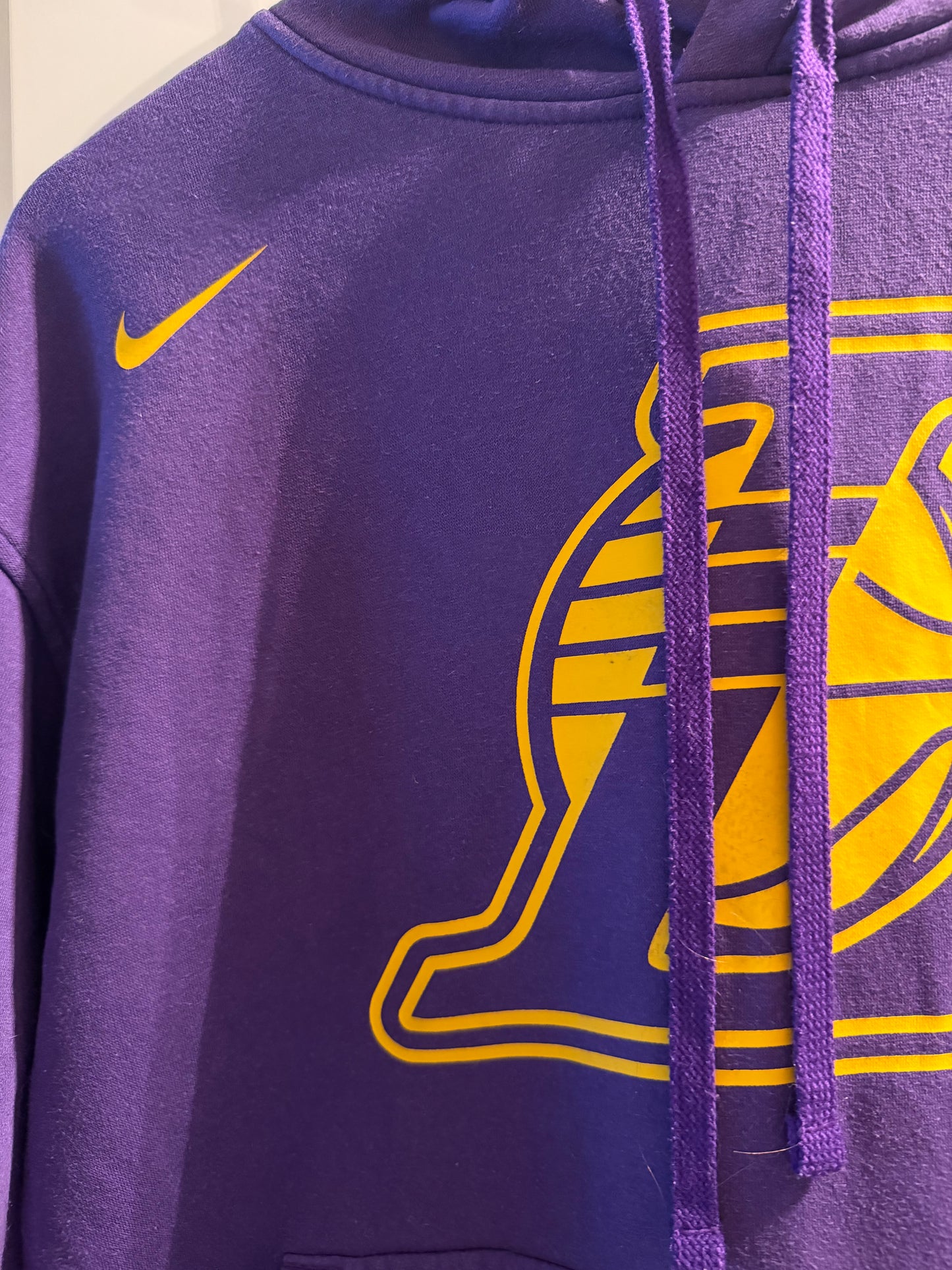 ♻️Vintage Nike LA Lakers Lilla hoodie. Strl L. Kun 1 av denne! Tilstand: fin, ingen hull, nupper eller flekker.