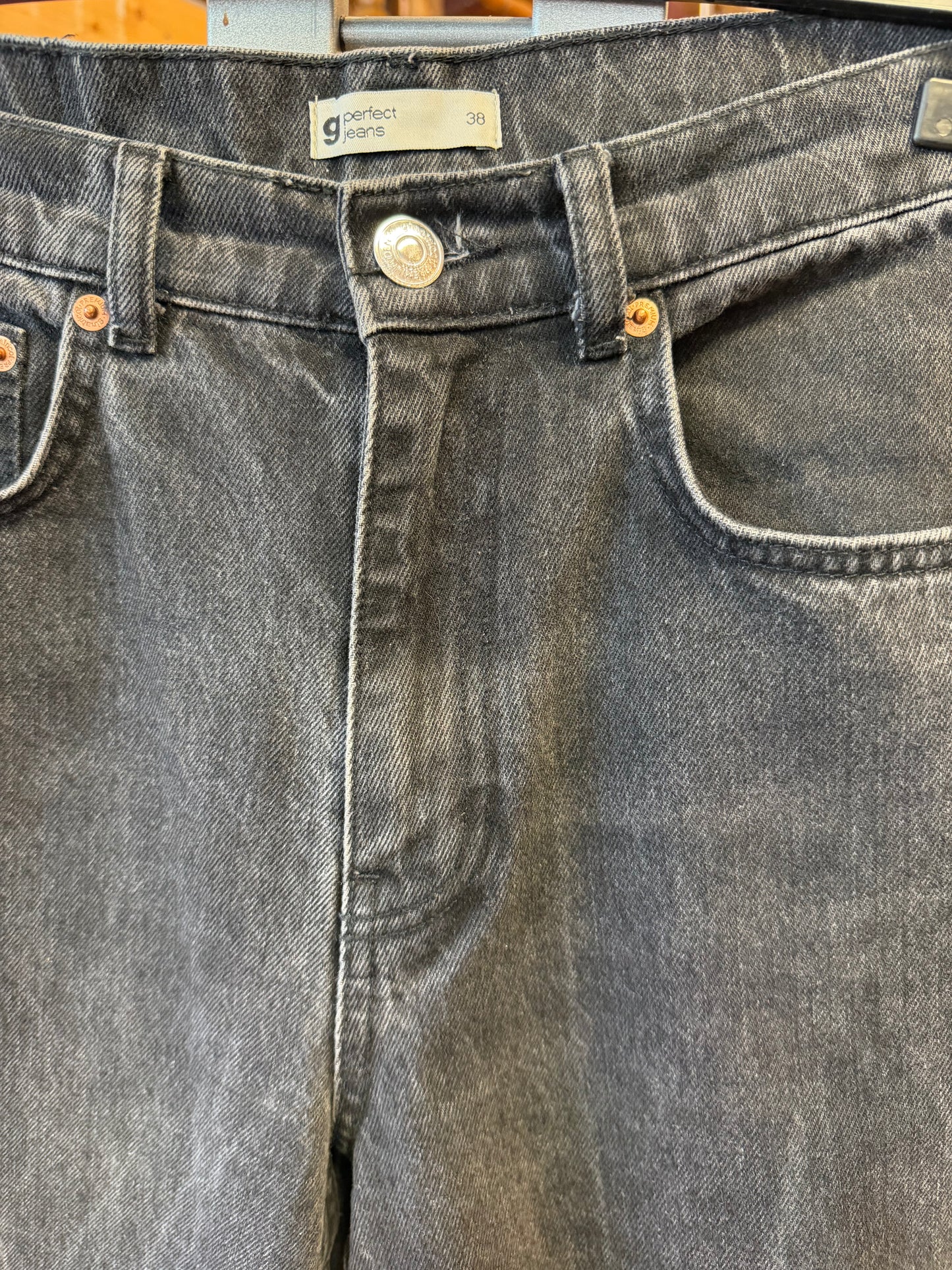 ♻️ Svart gina Tricot ripped jeans strl 38-