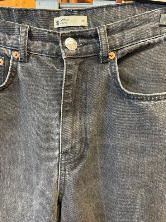 ♻️ Svart gina Tricot ripped jeans strl 38-