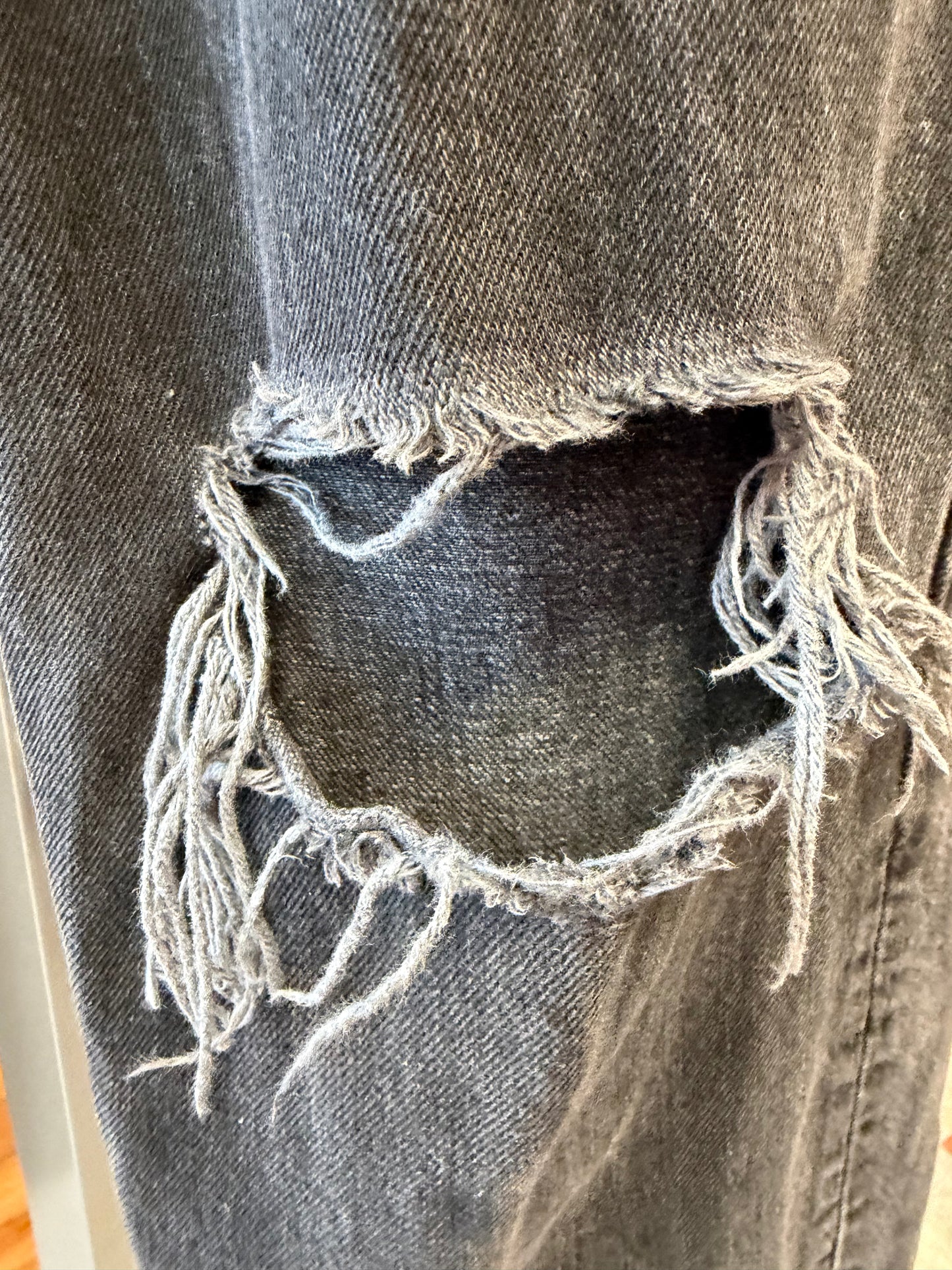 ♻️ Svart gina Tricot ripped jeans strl 38-