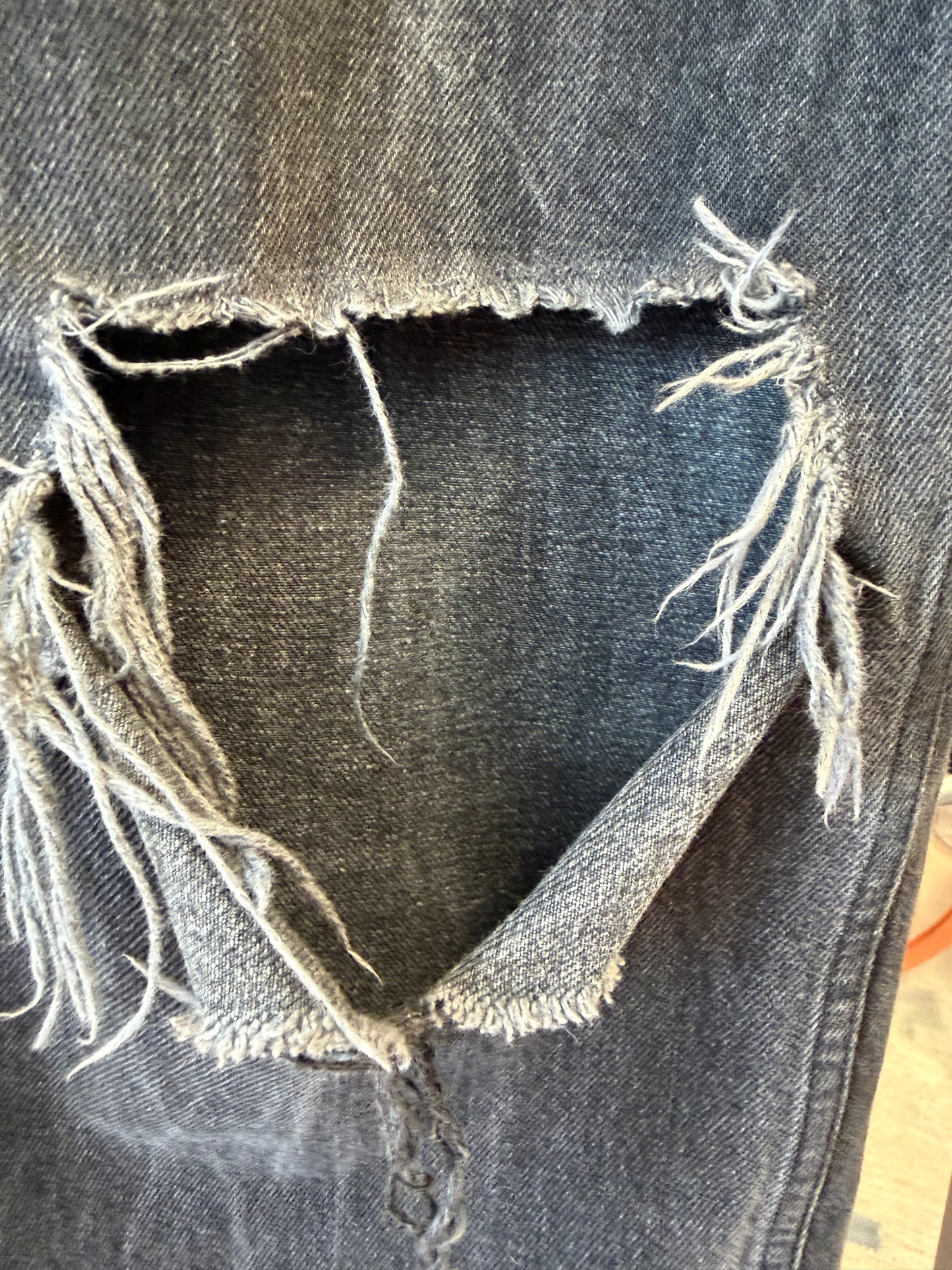 ♻️ Svart gina Tricot ripped jeans strl 38-