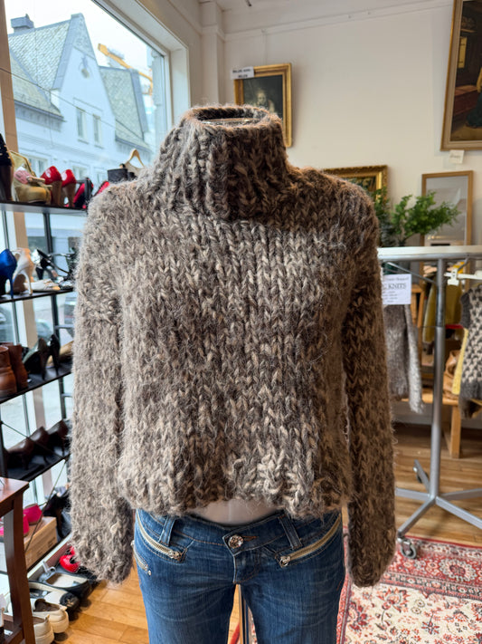 Akaschic Knits – håndstrikket i alpakkablanding- Tykk, Høy hals, brunspraglet
