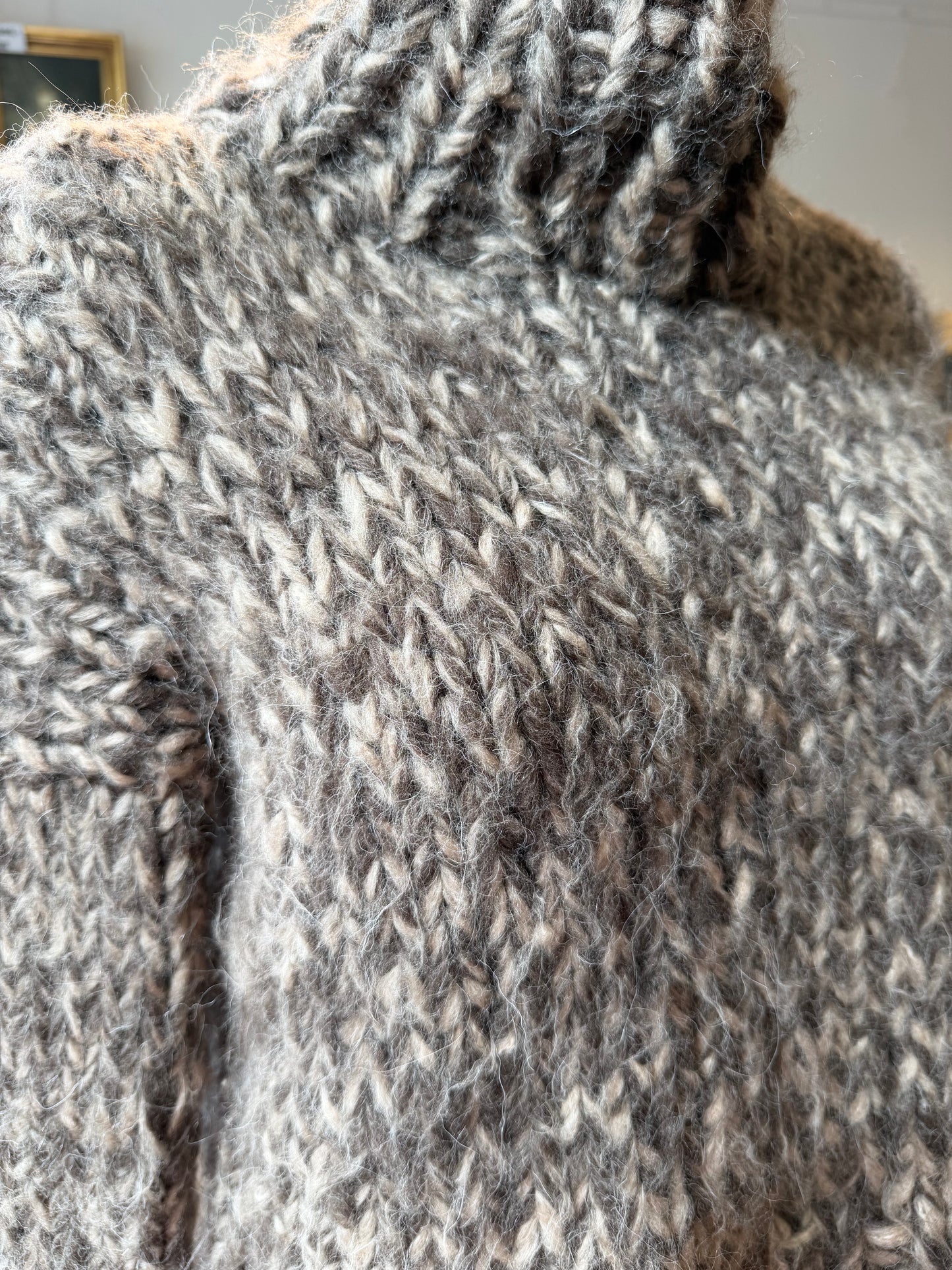 Akaschic Knits – håndstrikket i alpakkablanding- Tykk, Høy hals, brunspraglet