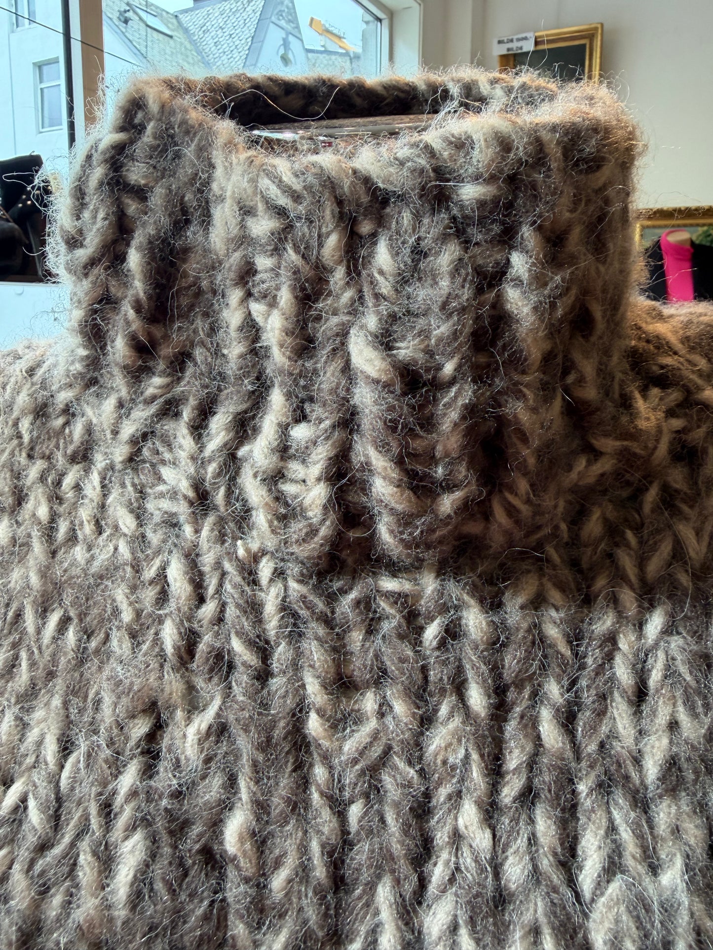 Akaschic Knits – håndstrikket i alpakkablanding- Tykk, Høy hals, brunspraglet