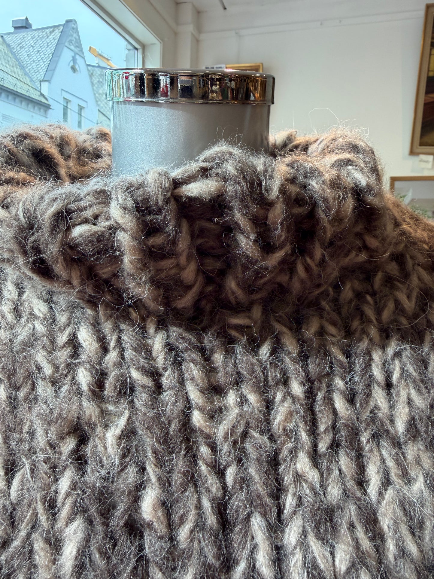 Akaschic Knits – håndstrikket i alpakkablanding- Tykk, Høy hals, brunspraglet