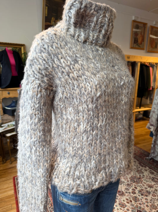 Akaschic Knits – håndstrikket i alpakkablanding-Tykk,høy hals,gråspraglet