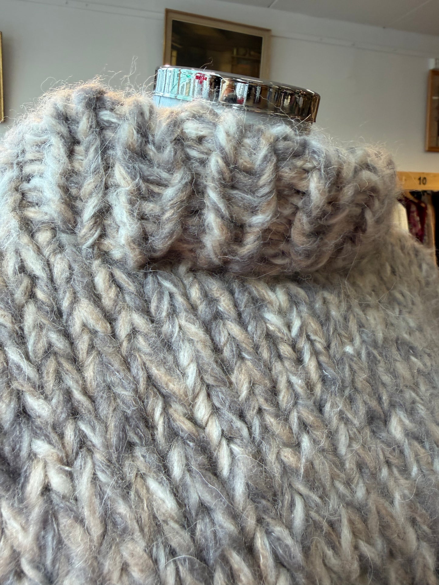 Akaschic Knits – håndstrikket i alpakkablanding-Tykk,høy hals,gråspraglet