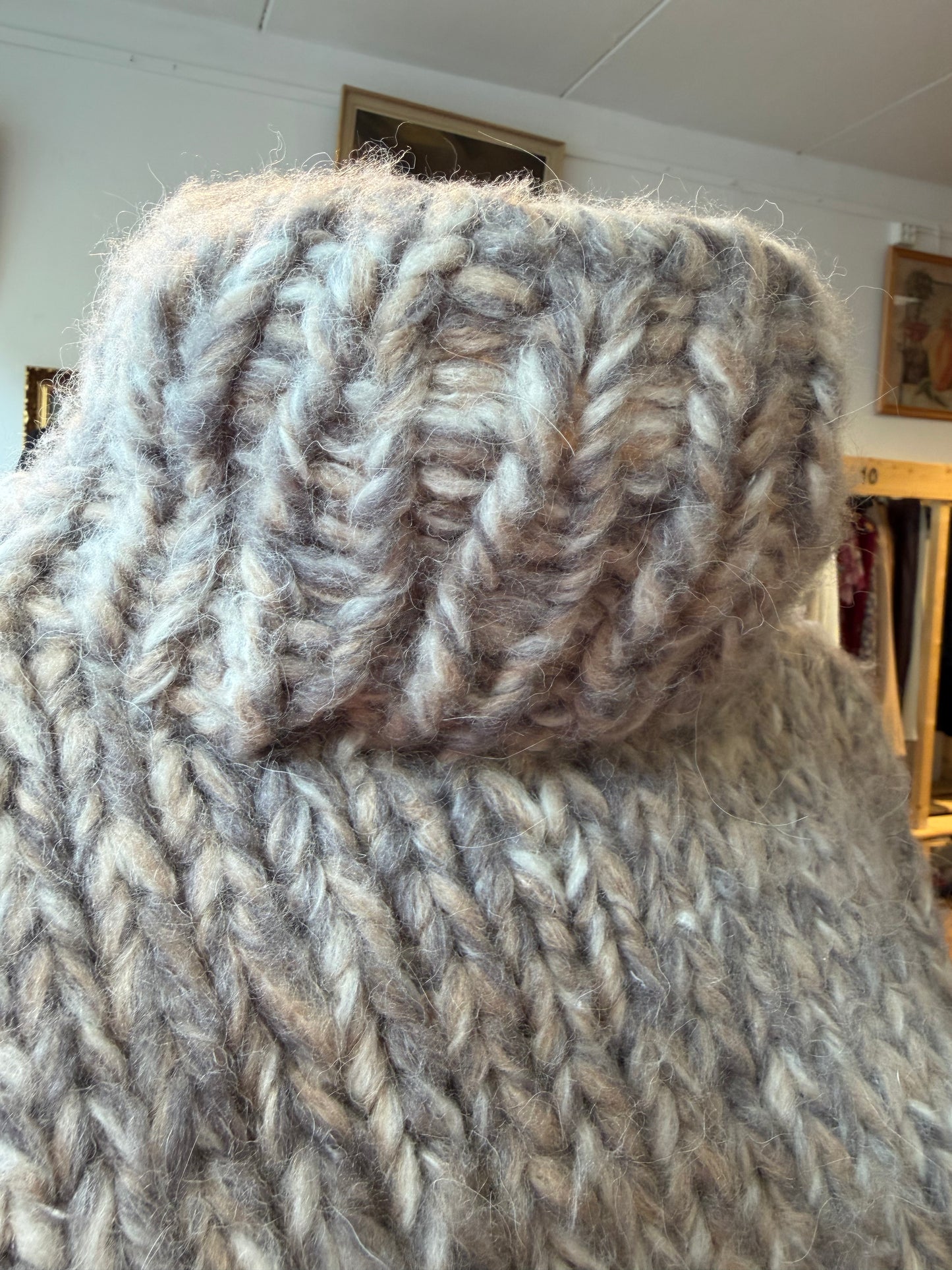 Akaschic Knits – håndstrikket i alpakkablanding-Tykk,høy hals,gråspraglet