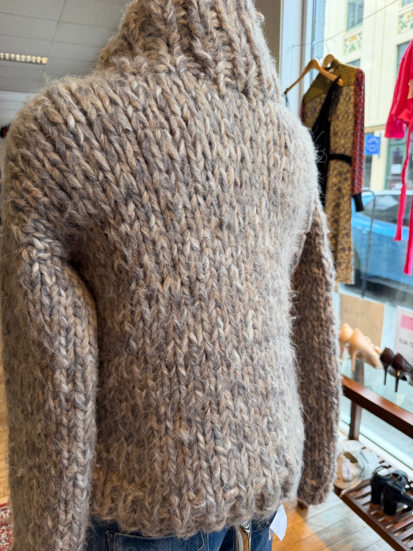 Akaschic Knits – håndstrikket i alpakkablanding-Tykk,høy hals,gråspraglet