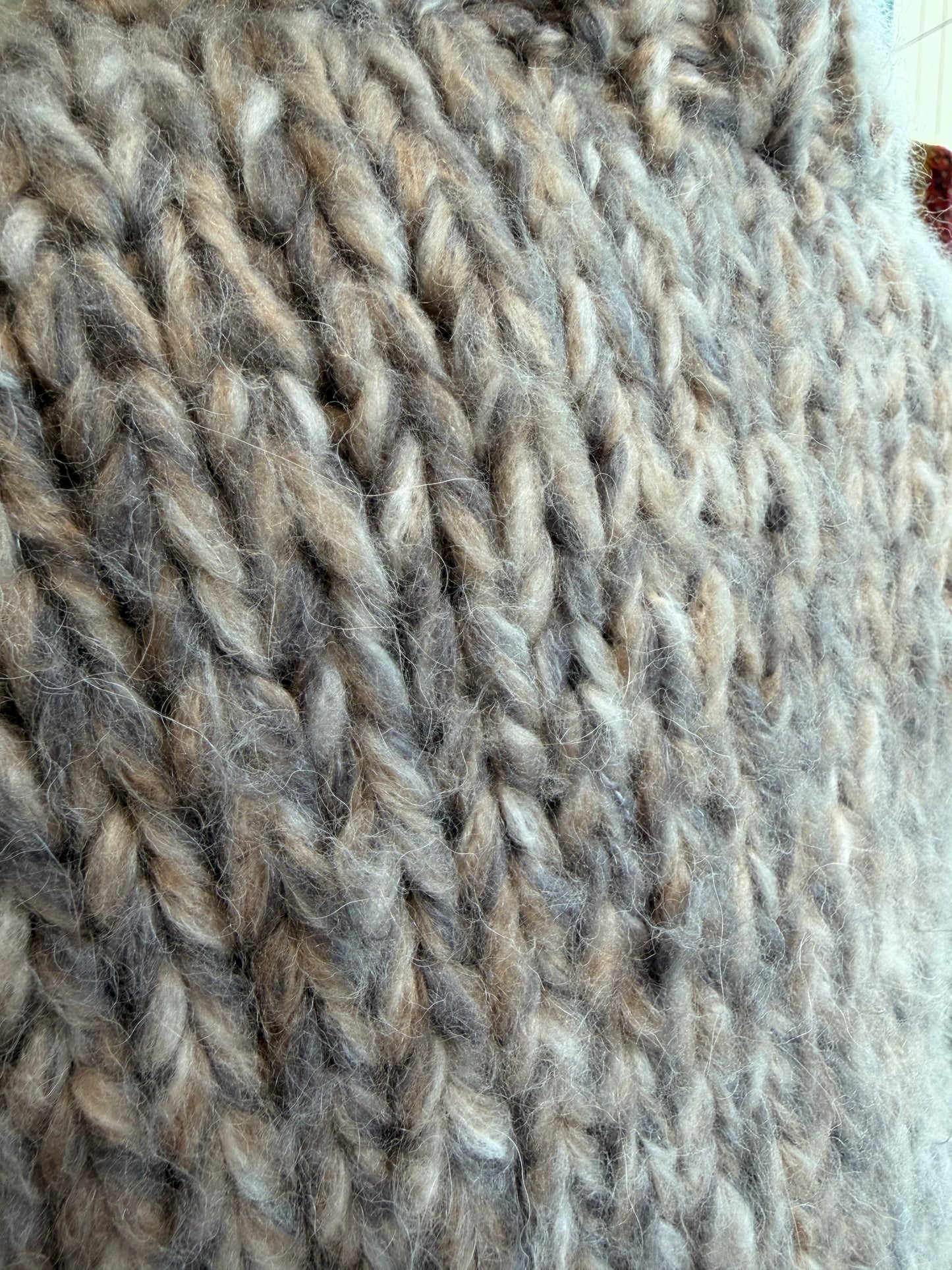 Akaschic Knits – håndstrikket i alpakkablanding-Tykk,høy hals,gråspraglet