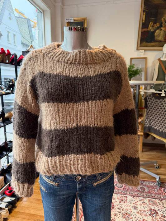 Akaschic Knits – håndstrikket i alpakkablanding- rund hals, brun/beige striper ca strl M