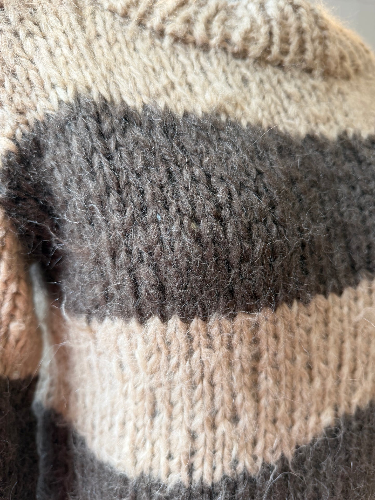Akaschic Knits – håndstrikket i alpakkablanding- rund hals, brun/beige striper ca strl M