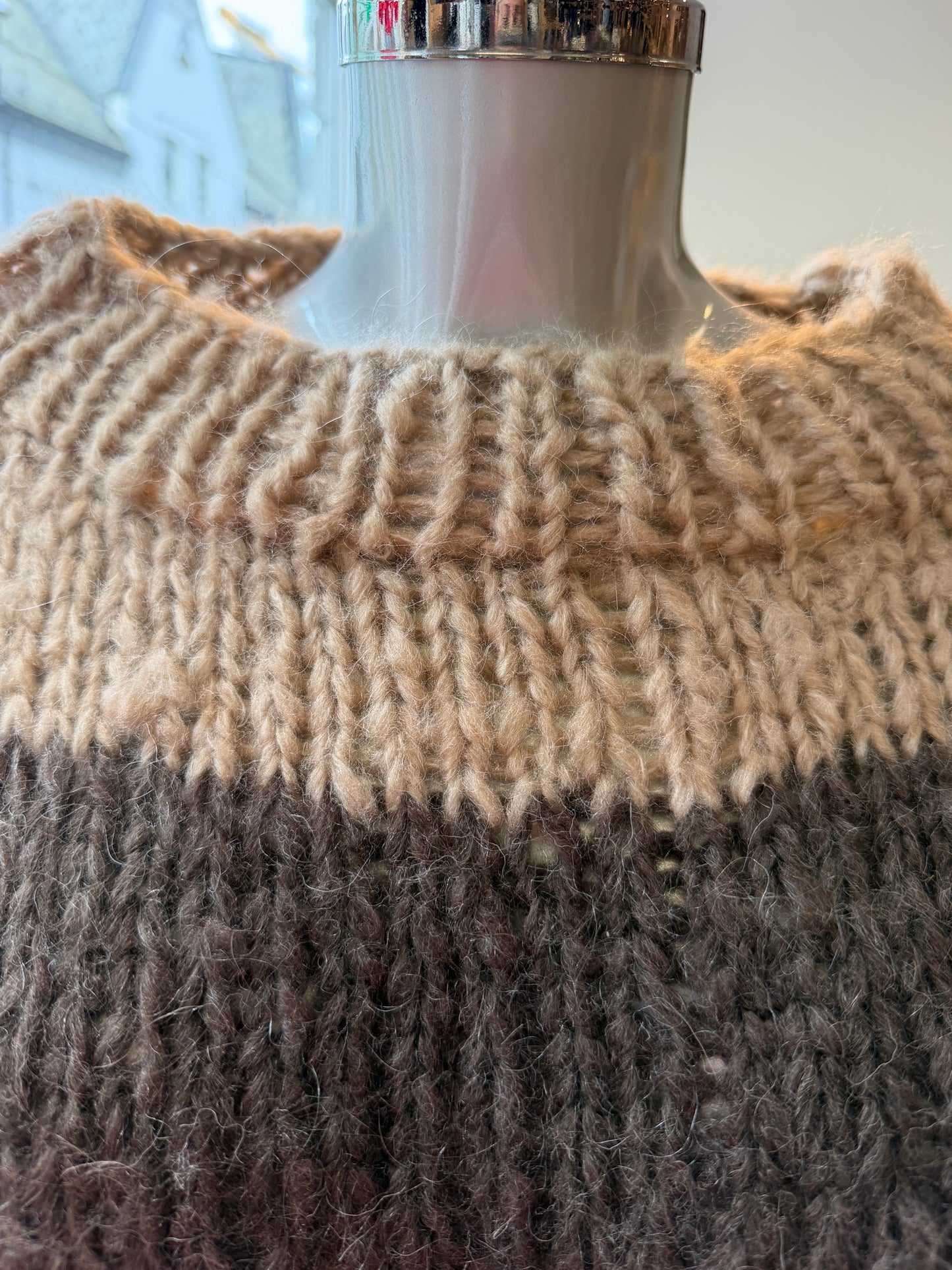 Akaschic Knits – håndstrikket i alpakkablanding- rund hals, brun/beige striper ca strl M