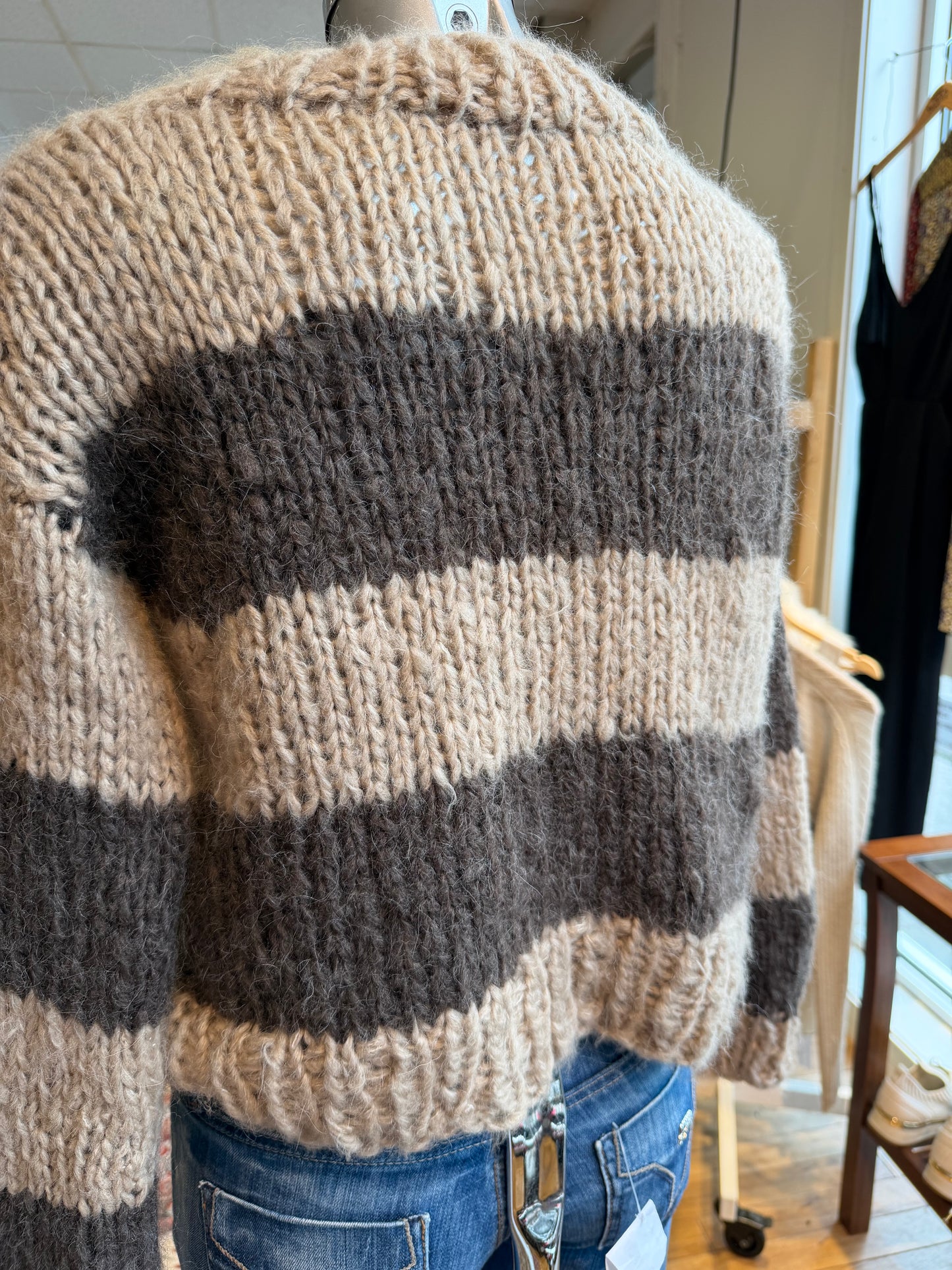 Akaschic Knits – håndstrikket i alpakkablanding- rund hals, brun/beige striper ca strl M