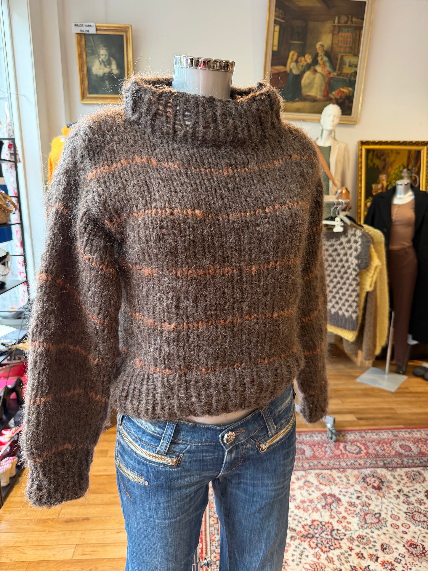 Akaschic Knits – håndstrikket i alpakkablanding; høy hals, oransje striper, brun
