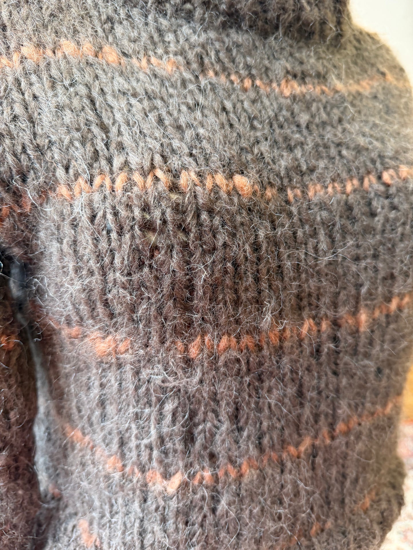 Akaschic Knits – håndstrikket i alpakkablanding; høy hals, oransje striper, brun