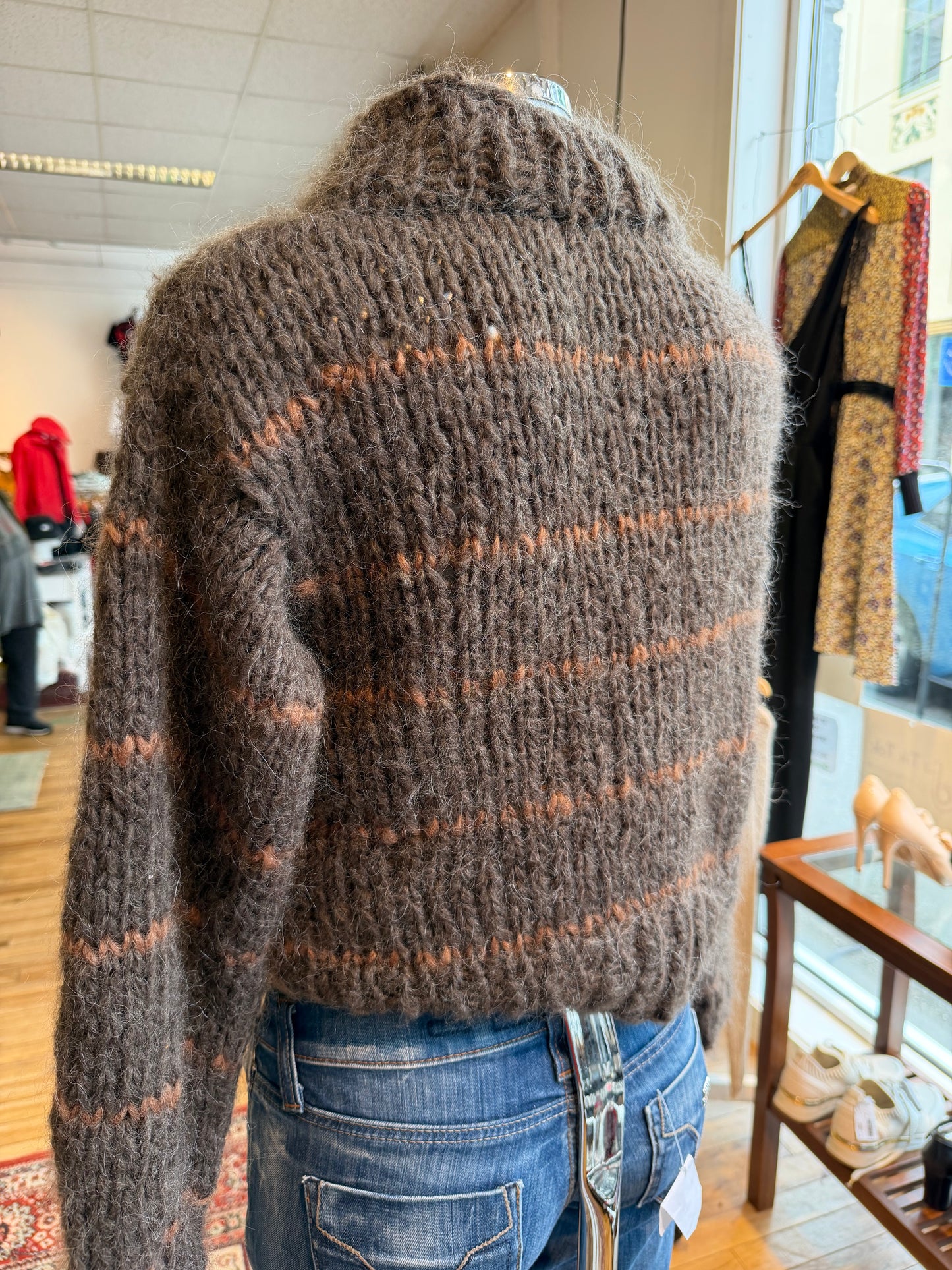 Akaschic Knits – håndstrikket i alpakkablanding; høy hals, oransje striper, brun
