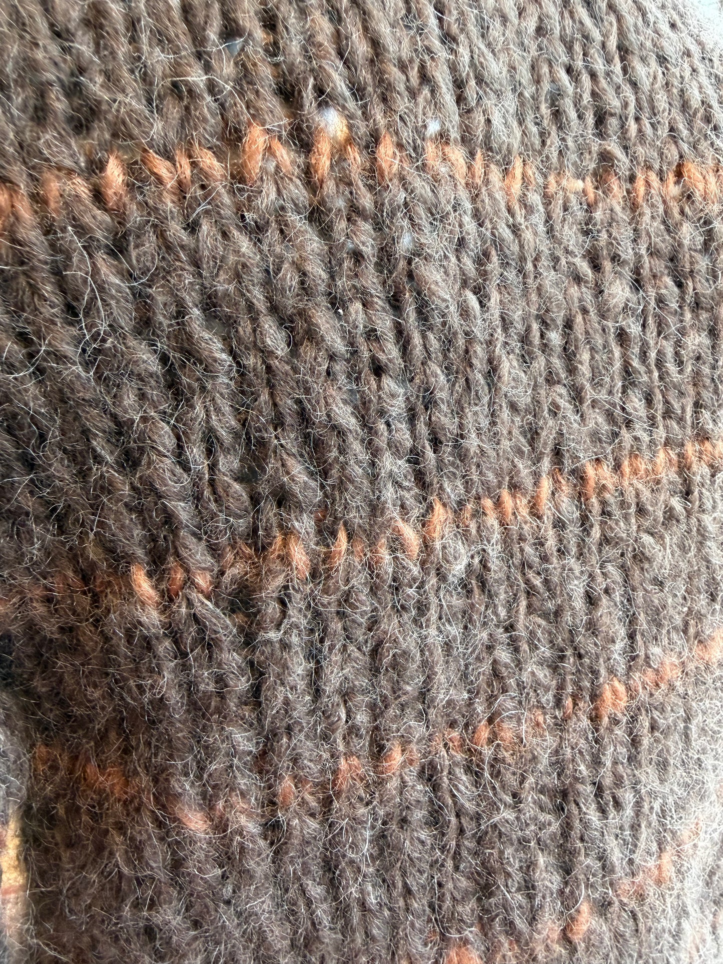 Akaschic Knits – håndstrikket i alpakkablanding; høy hals, oransje striper, brun