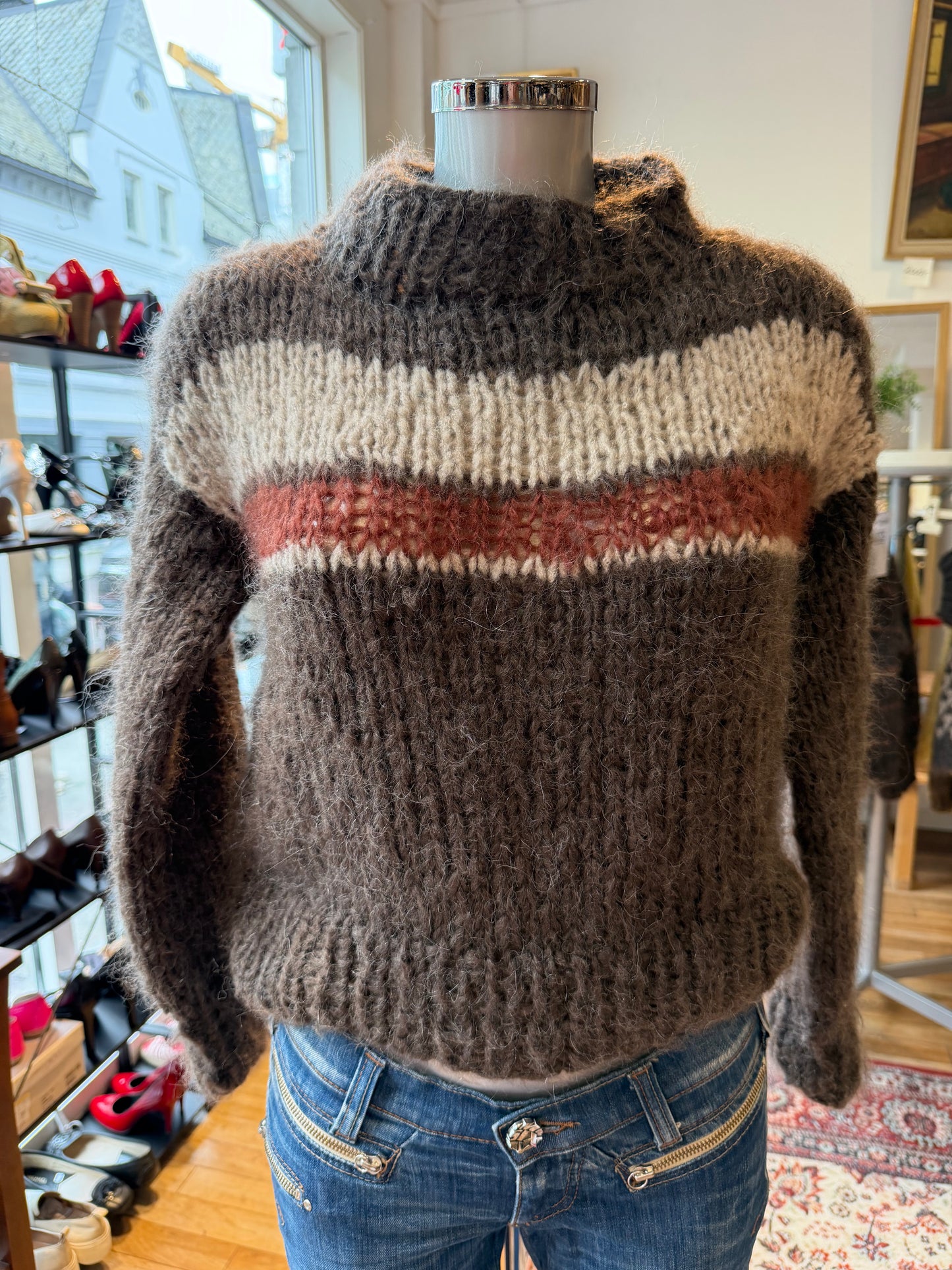 Akaschic Knits – håndstrikket i alpakkablanding- Høy hals hvit/oransje striper ca strl M
