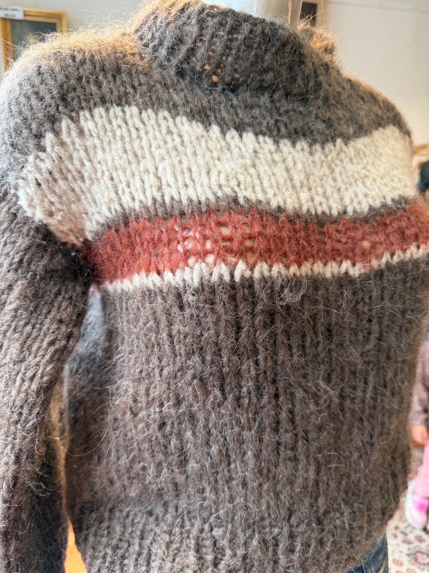 Akaschic Knits – håndstrikket i alpakkablanding- Høy hals hvit/oransje striper ca strl M