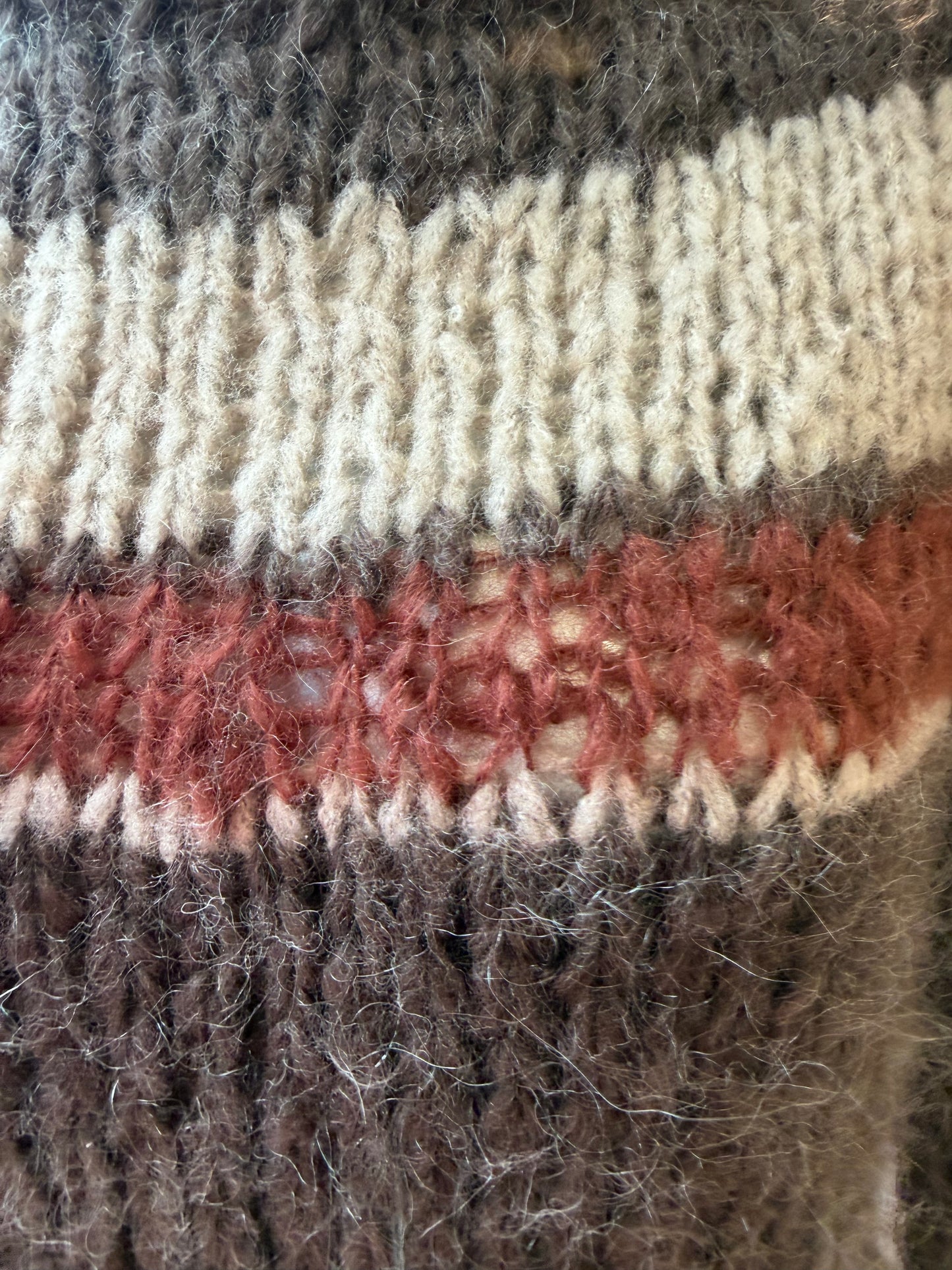 Akaschic Knits – håndstrikket i alpakkablanding- Høy hals hvit/oransje striper ca strl M