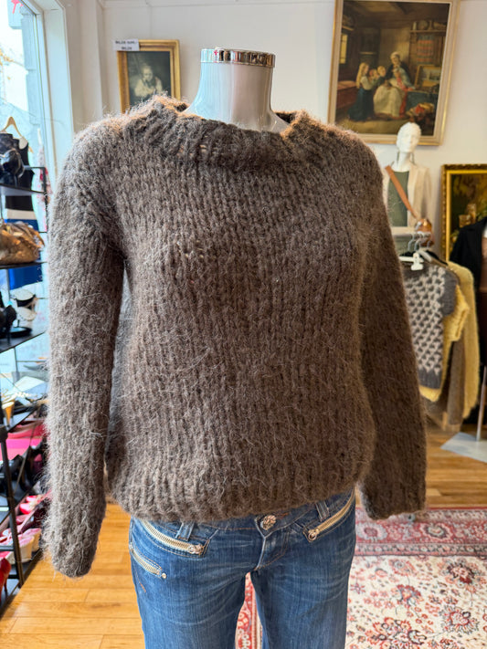 Akaschic Knits – håndstrikket i alpakkablanding- Brun med rund hals ca strl M