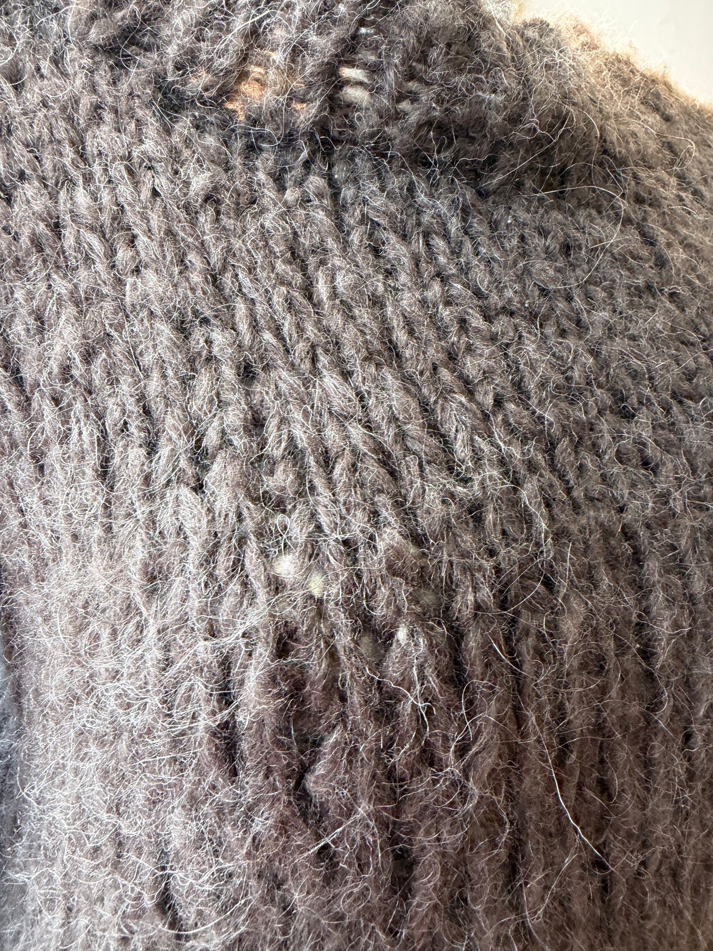 Akaschic Knits – håndstrikket i alpakkablanding- Brun med rund hals ca strl M