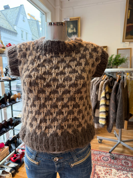 Akaschic Knits – håndstrikket i alpakkablanding, vest mønstret