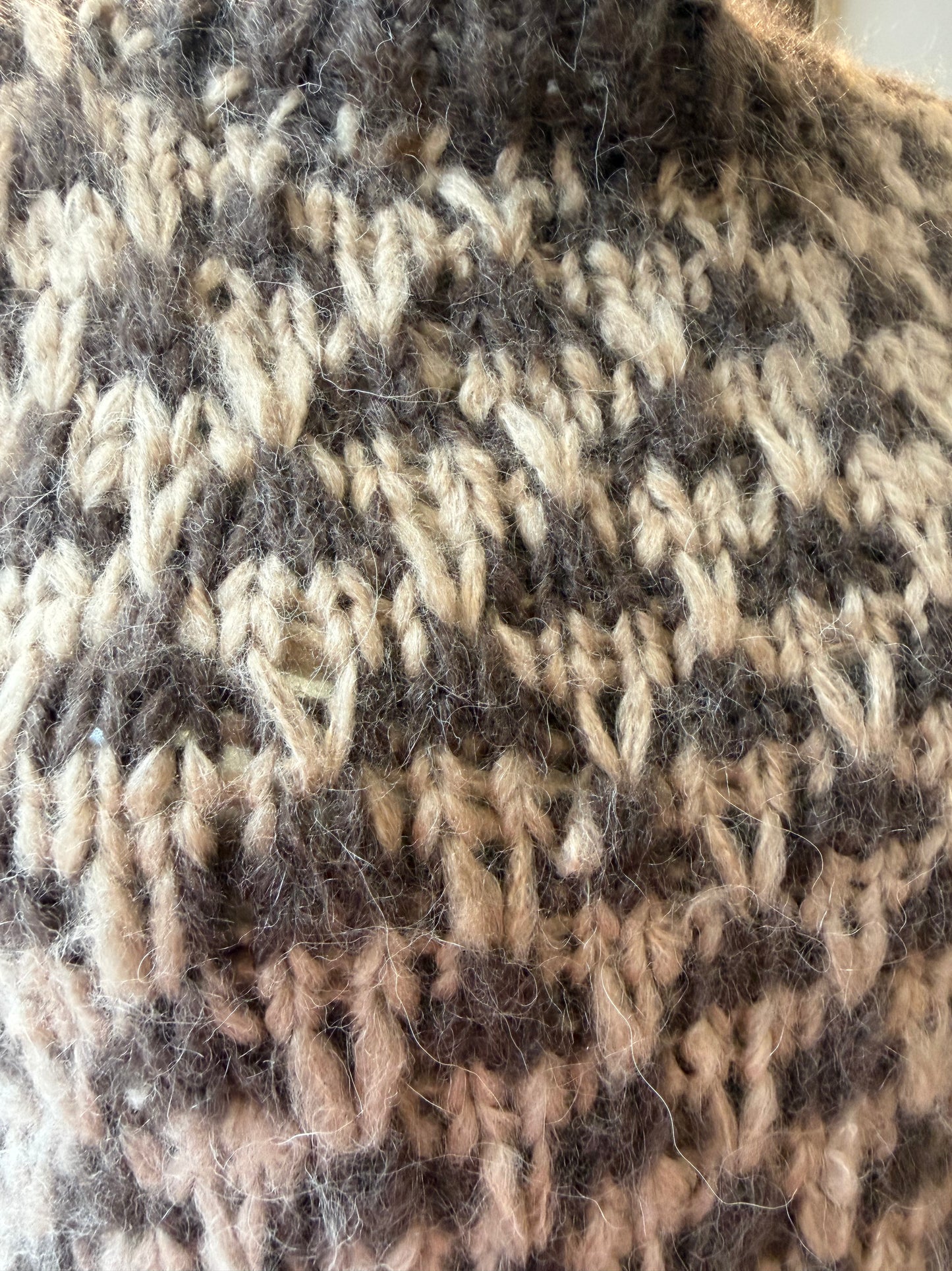 Akaschic Knits – håndstrikket i alpakkablanding, vest mønstret