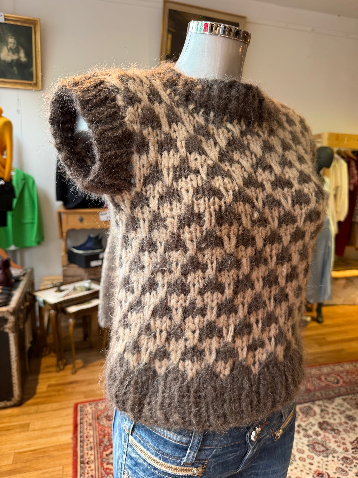Akaschic Knits – håndstrikket i alpakkablanding, vest mønstret