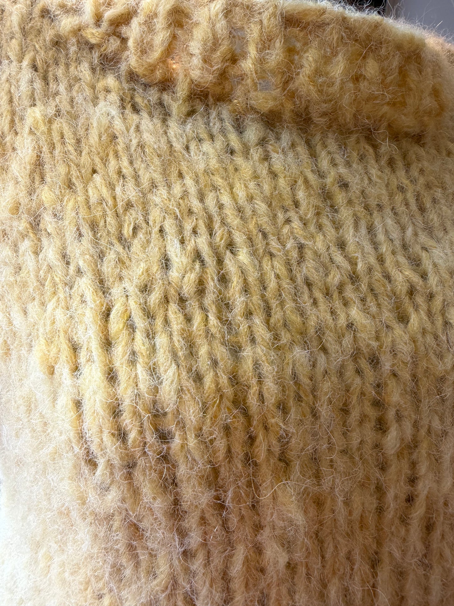 Akaschic Knits – håndstrikket i alpakkablanding Gul vest strl M