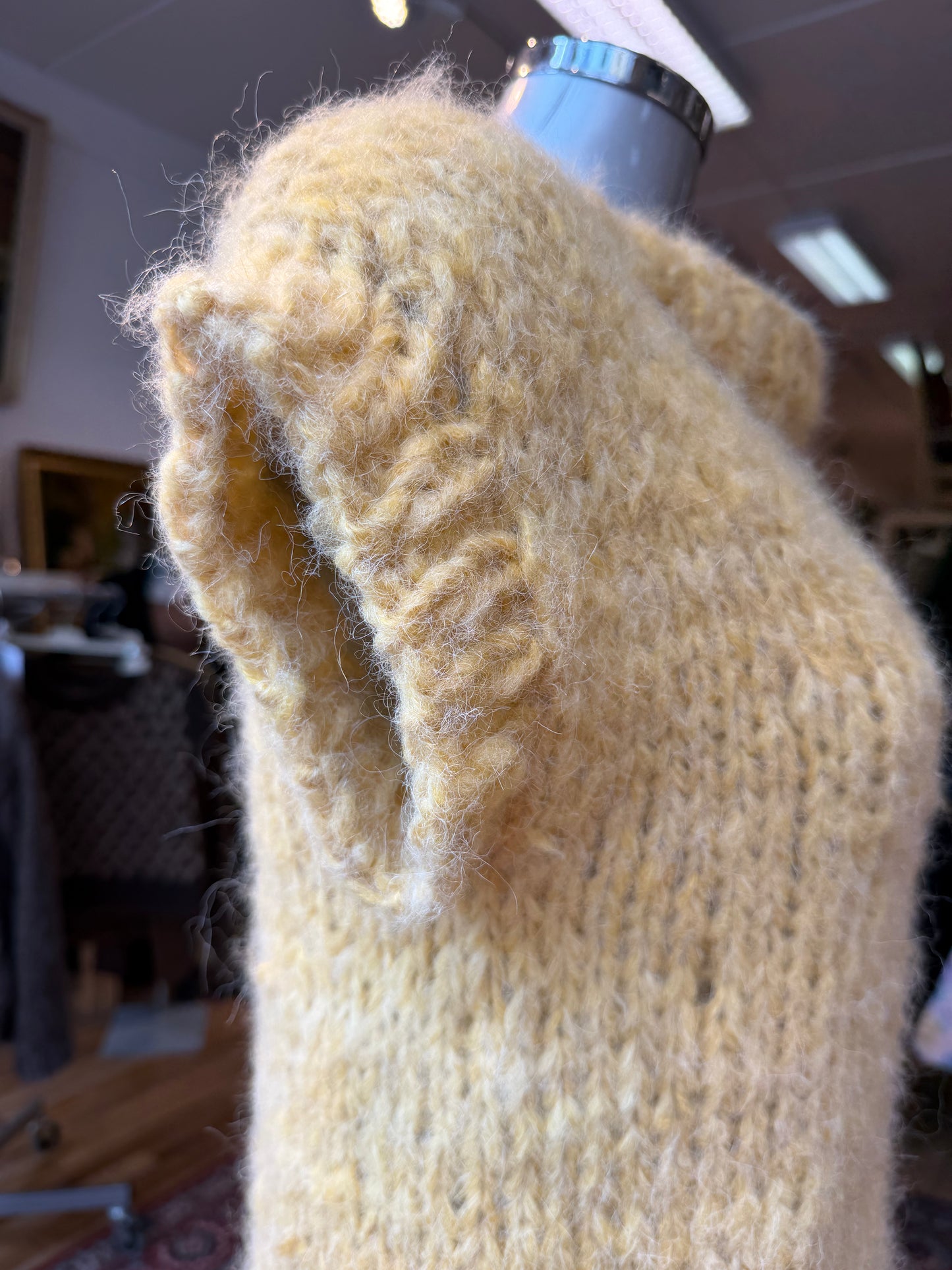 Akaschic Knits – håndstrikket i alpakkablanding Gul vest strl M