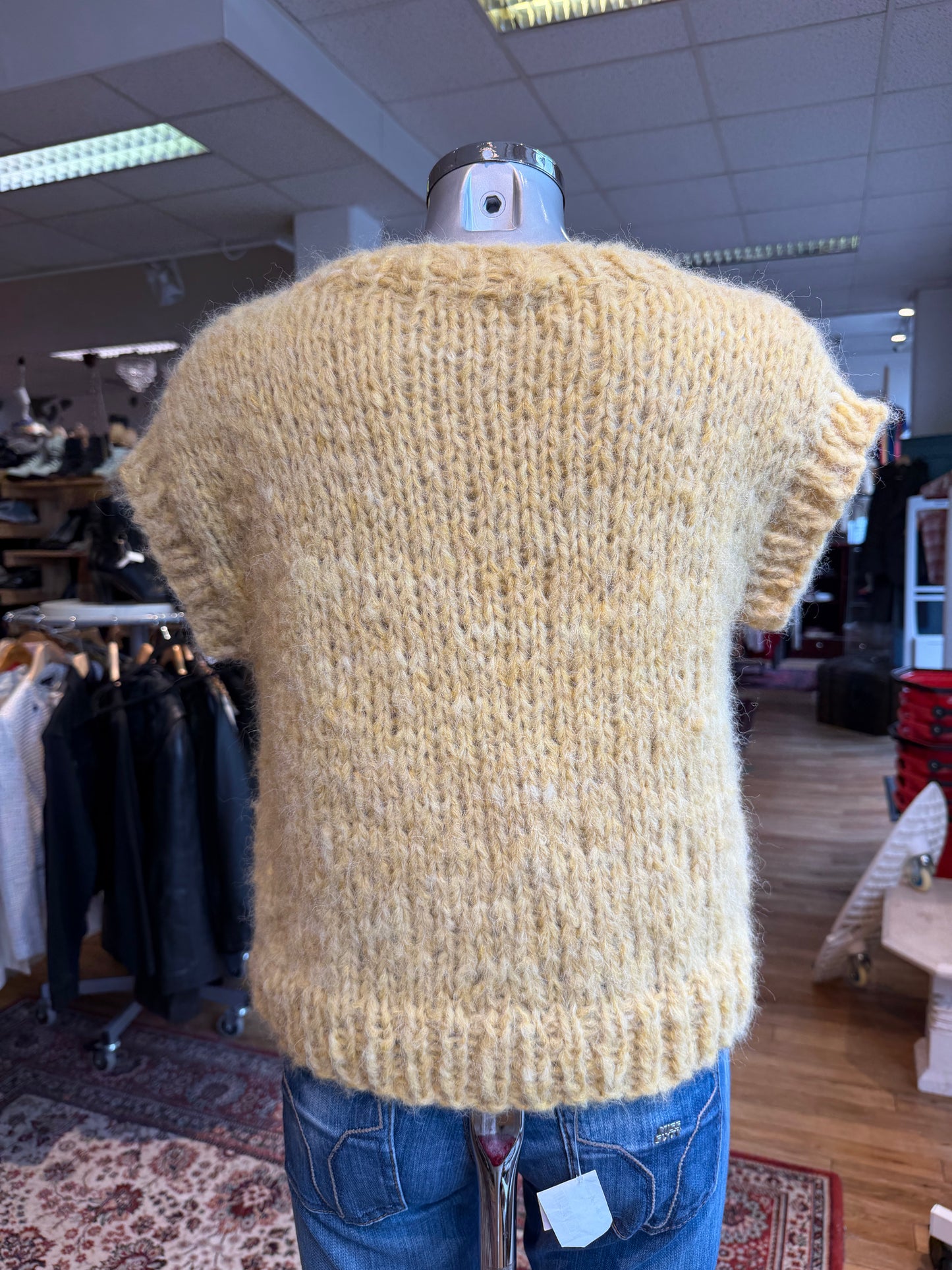 Akaschic Knits – håndstrikket i alpakkablanding Gul vest strl M