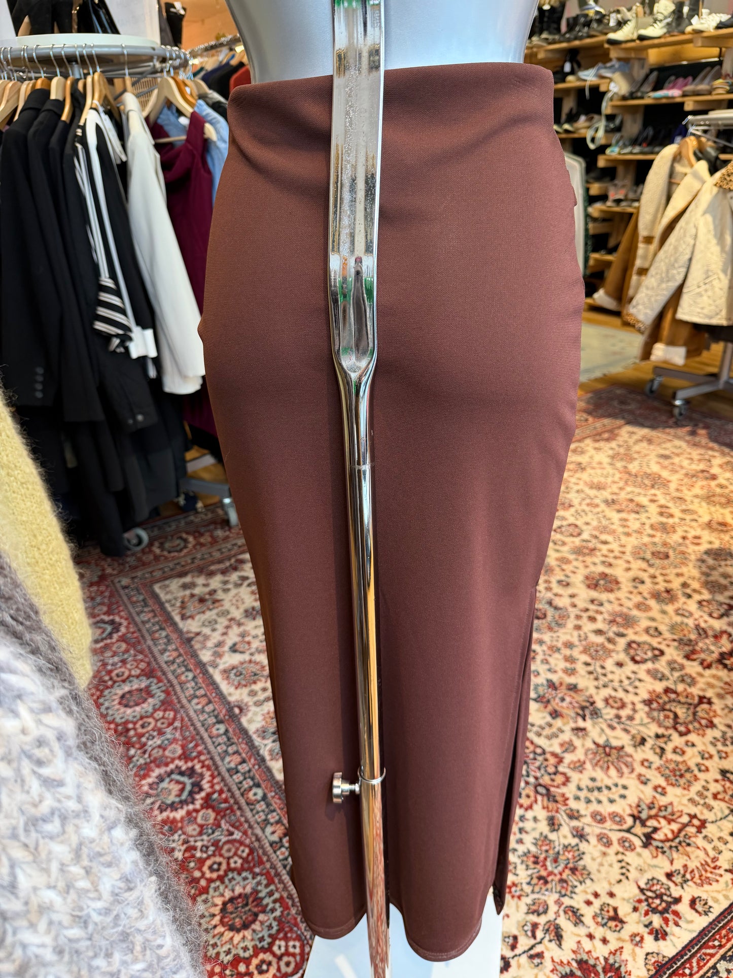 Vintage brunt langt skjørt med fast belte ca strl M- stretch