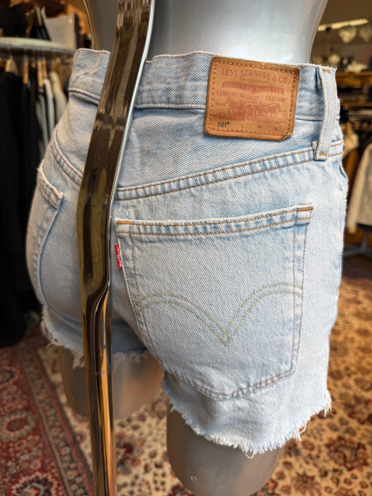 Levis 501 shorts w24