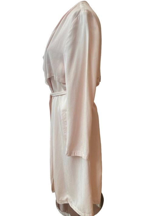 ♻️Kun 1 igjen!Pent brukt Claire sommerjakke pastell rosa med knytebelte ca str M. Tilstand: Veldig god – ingen hull, flekker eller synlig slitasje