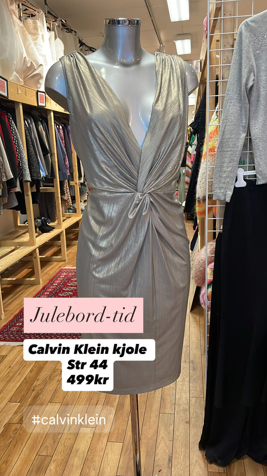 ♻️Kun 1 igjen! Calvin Klein kjole Str 44- Tilstand: Veldig god – ingen hull, flekker eller synlig slitasje