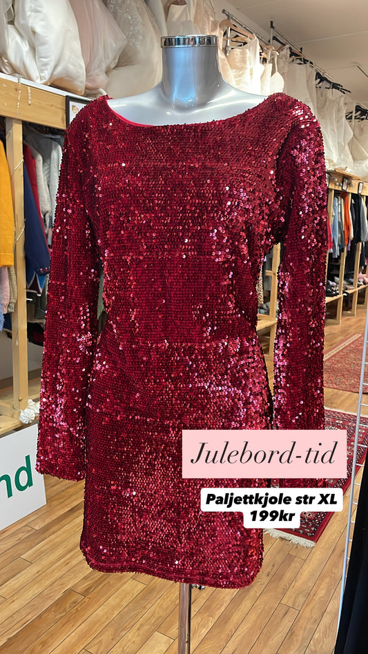 ♻️Kun 1 igjen! Rød paljettkjole str XL- Tilstand: Veldig god – ingen hull, flekker eller synlig slitasje