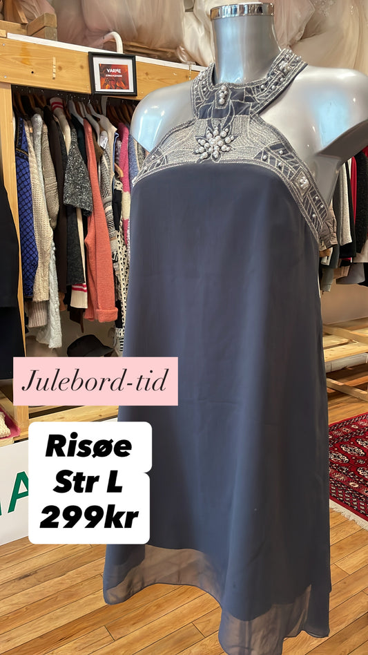 ♻️Kun 1 igjen! Sikre deg denne nydelige Risøe kjolen str L- Tilstand: Veldig god – ingen hull, flekker eller synlig slitasje