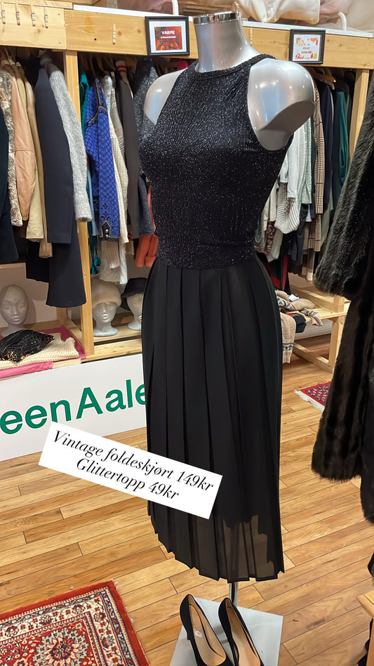 ♻️Kun 1 igjen! Veldig pent brukt Vintage foldeskjørt str M. Tilstand: Veldig god – ingen hull, flekker eller synlig slitasje