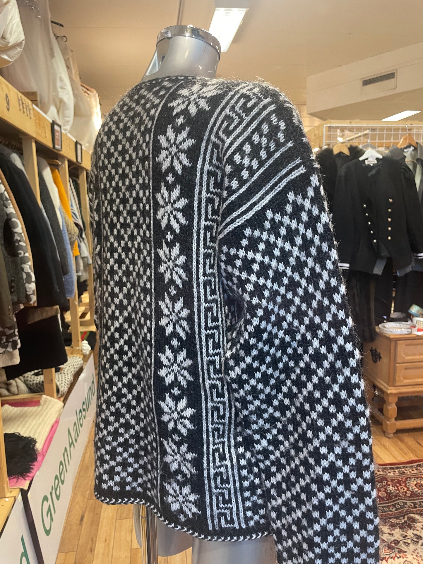 ♻️Kun 1 igjen! Vakker Vintage strikkagenser- ca str 40- lange ermer- hjemmestrikk tilstand: litt brukt, men altfor fin til å la gå!