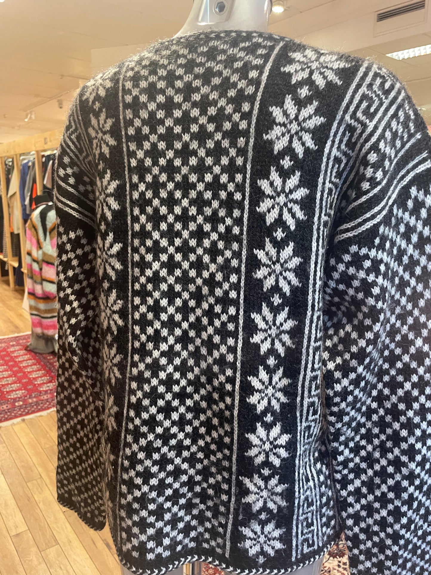 ♻️Kun 1 igjen! Vakker Vintage strikkagenser- ca str 40- lange ermer- hjemmestrikk tilstand: litt brukt, men altfor fin til å la gå!