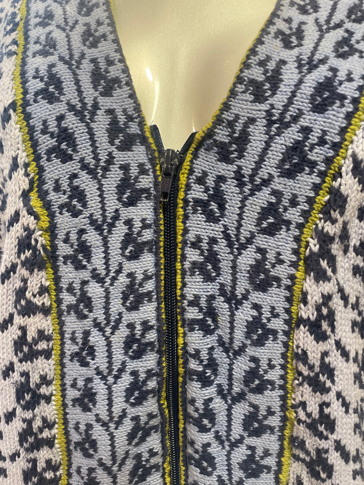 ♻️Kun 1 igjen! Unik Vintage strikkejakke- str M- Tilstand: Veldig god – ingen hull, flekker eller synlig slitasje